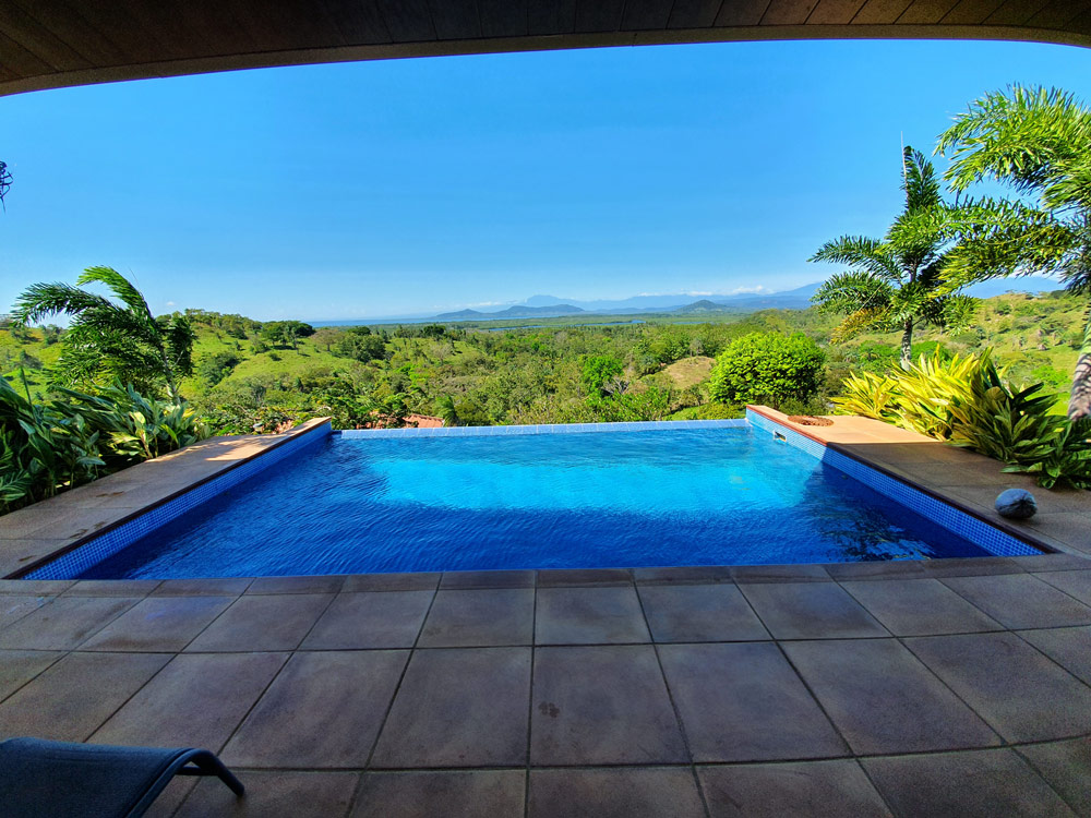 Länglicher Pool mit schönem Ausblick