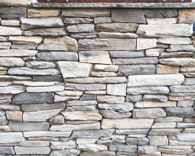 Graue Steinmauer