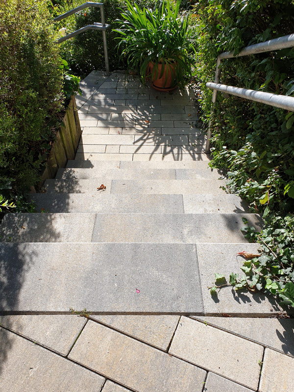 Steintreppen mit äußerer Bepflanzung