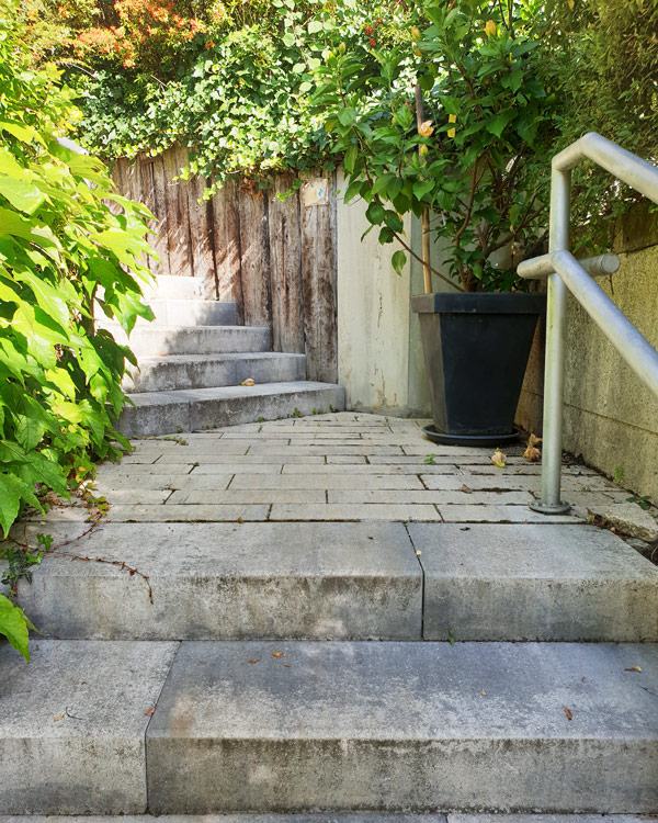 Steintreppen und äußere Bepflanzung