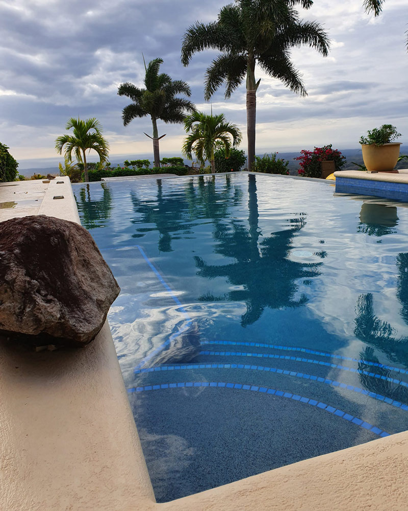 Länglicher Pool und Palmen