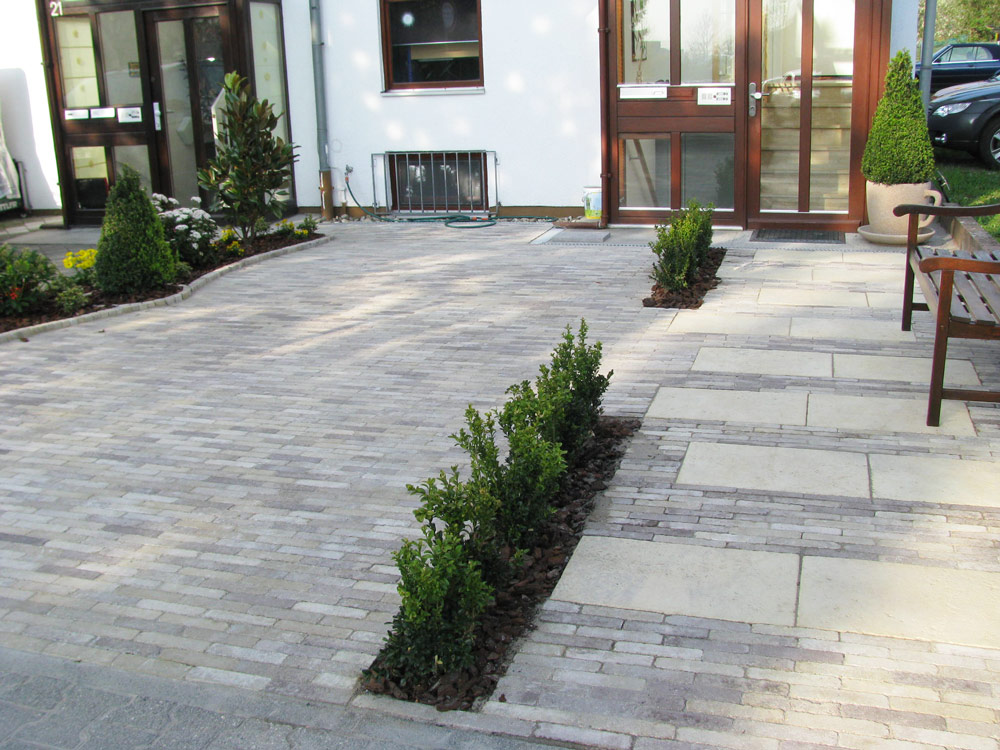 Steinterrasse mit kleinen Büschen