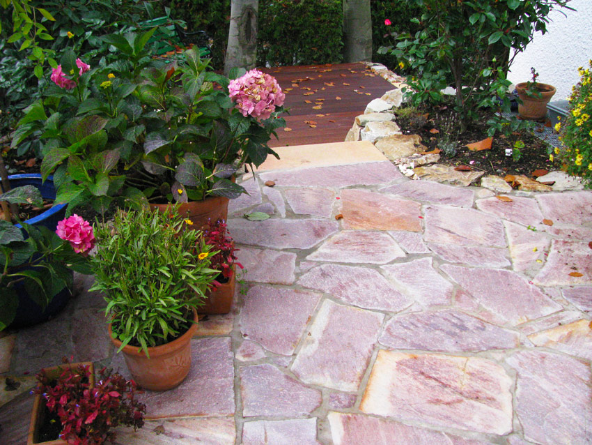 Mit rosa Steinen gepflasterte Terrasse 