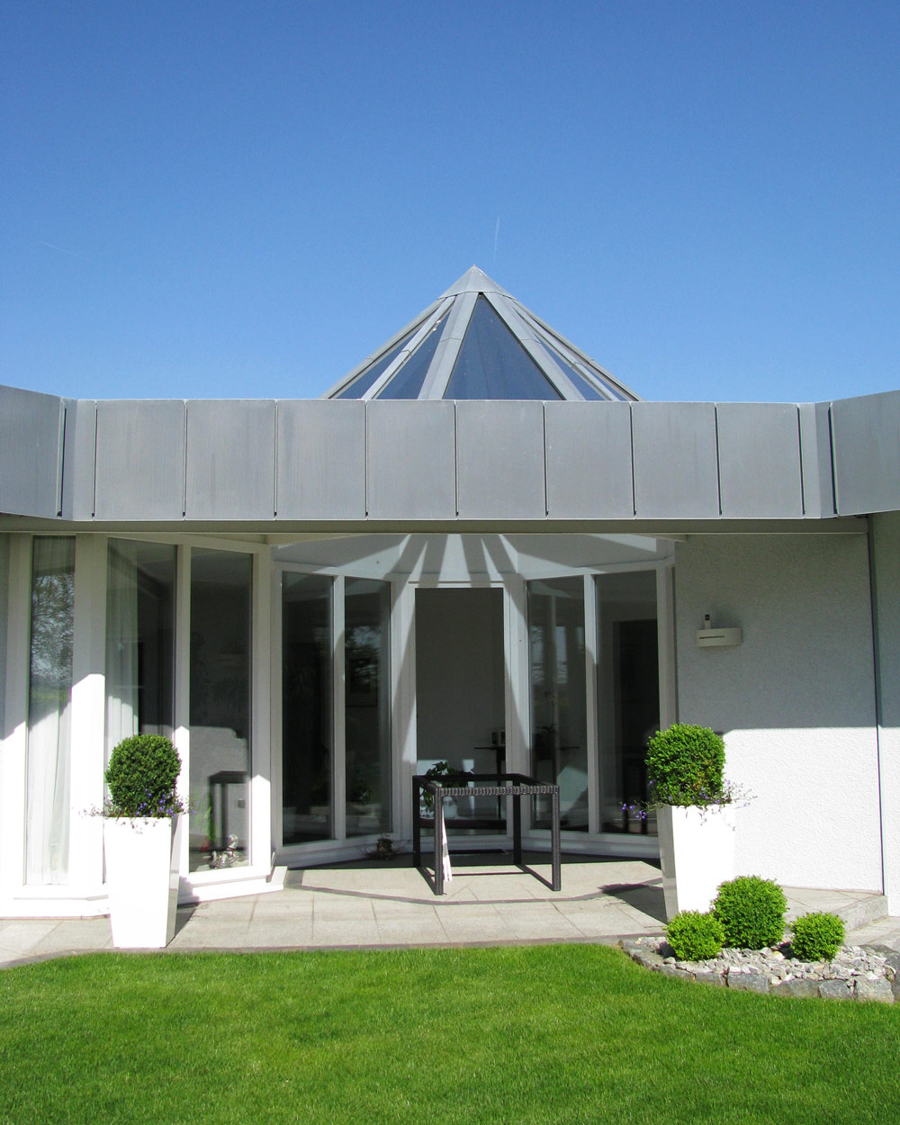 Modernes Haus mit neuer Terrasse