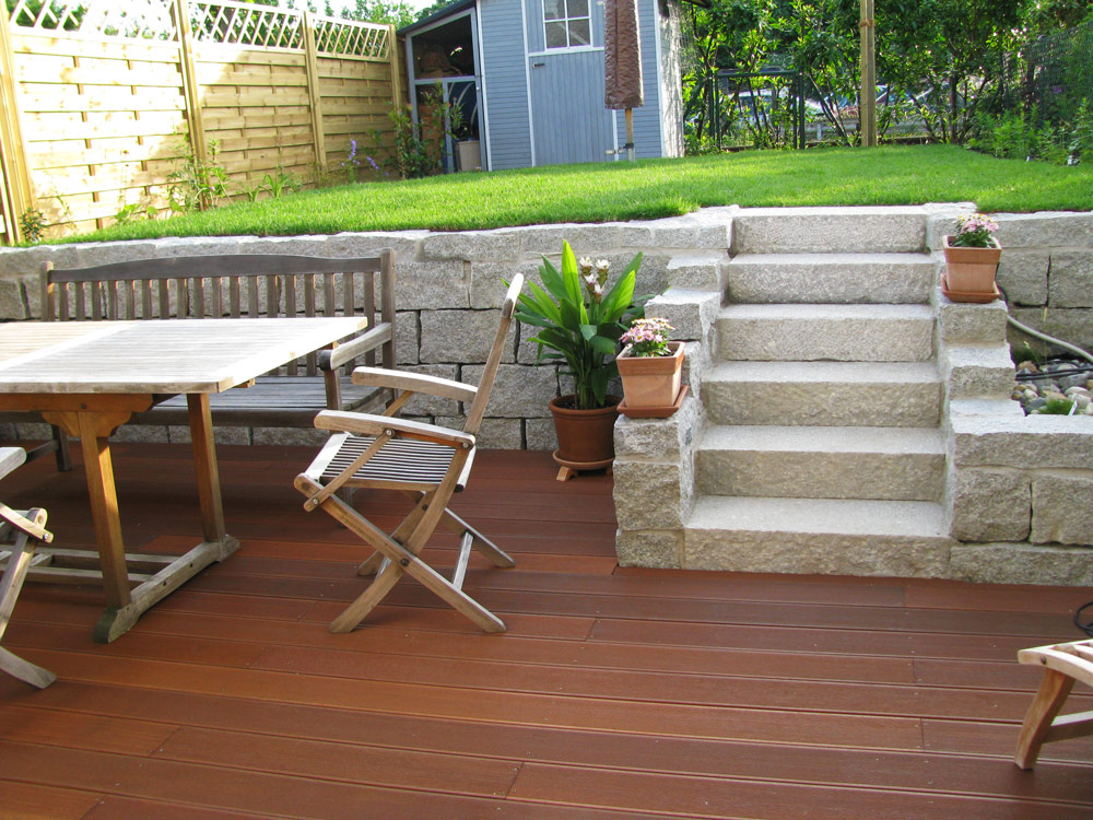 Terrasse mit Holzboden und Gartenmöbel